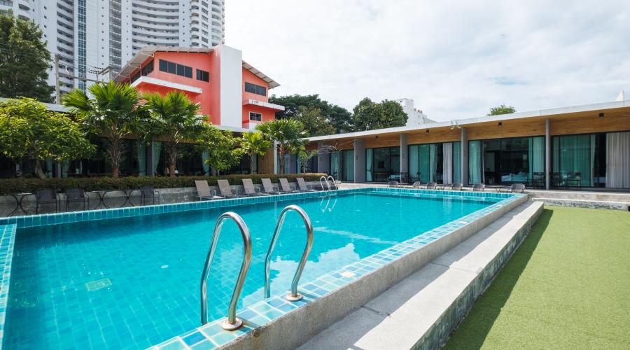 Eco-Friendly Pool Maintenance: Save Your Skin and the Environment