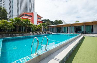 Eco-Friendly Pool Maintenance: Save Your Skin and the Environment